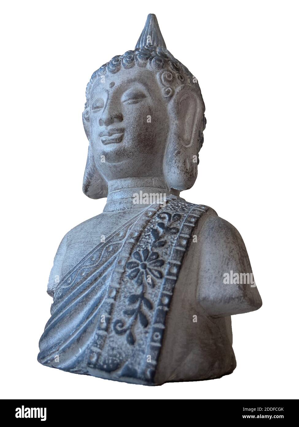 Statuina di buddha in ceramica isolata su sfondo bianco. Fortuna tradizionale dell'est. Statua meditante e pregante. Simbolo del buddismo. Foto Stock