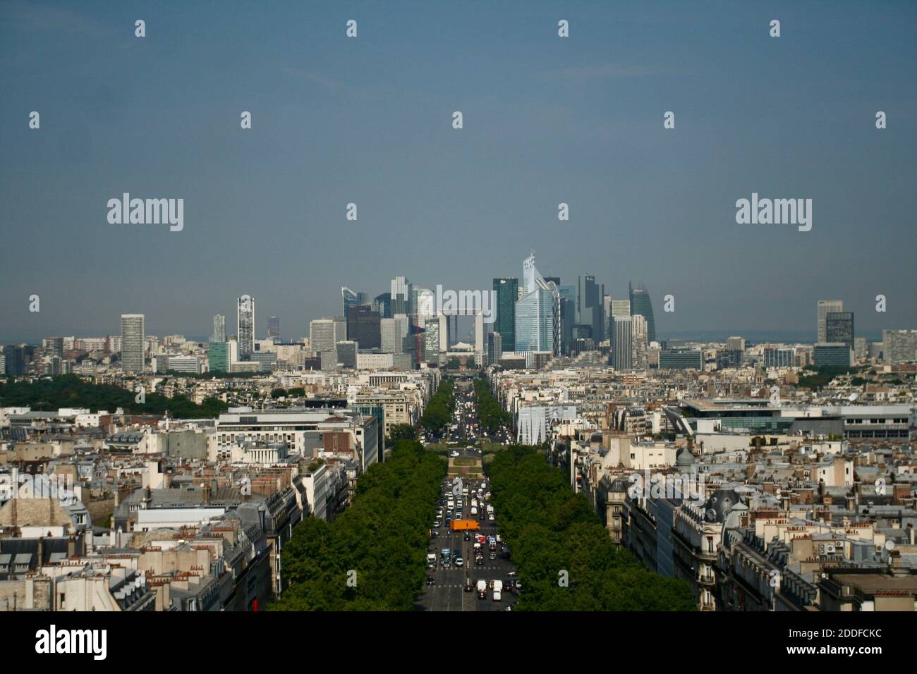 Vista dall'alto della vecchia città d'epoca e della nuova città moderna di Parigi. Classico contro la nuova età. Differenze di tempo e città. Foto Stock
