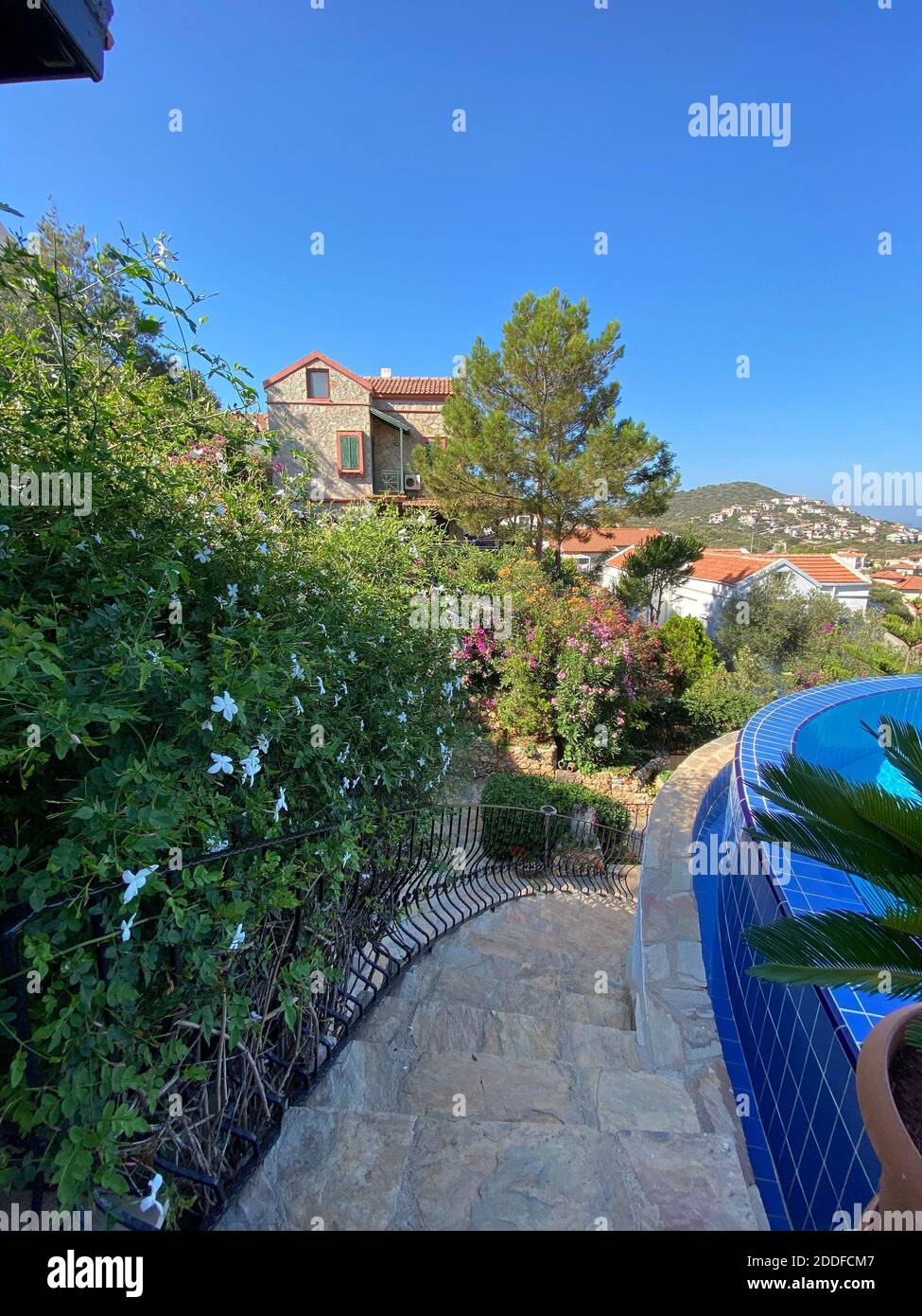 Villa estiva con splendida piscina a sfioro e splendida vista panoramica sul mare in un giardino privato isolato. Un'idea di vacanza romantica per coppie solarium. Foto Stock