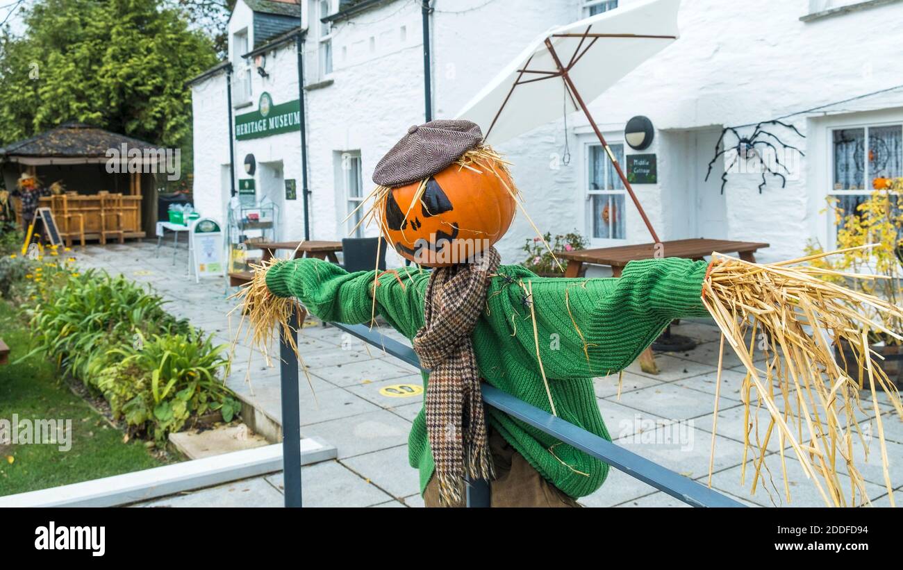 Un'immagine panoramica di uno spaventapasseri con una zucca per una testa vestita per le celebrazioni di Halloween presso il Heritage Museum di Newquay in Cornovaglia. Foto Stock