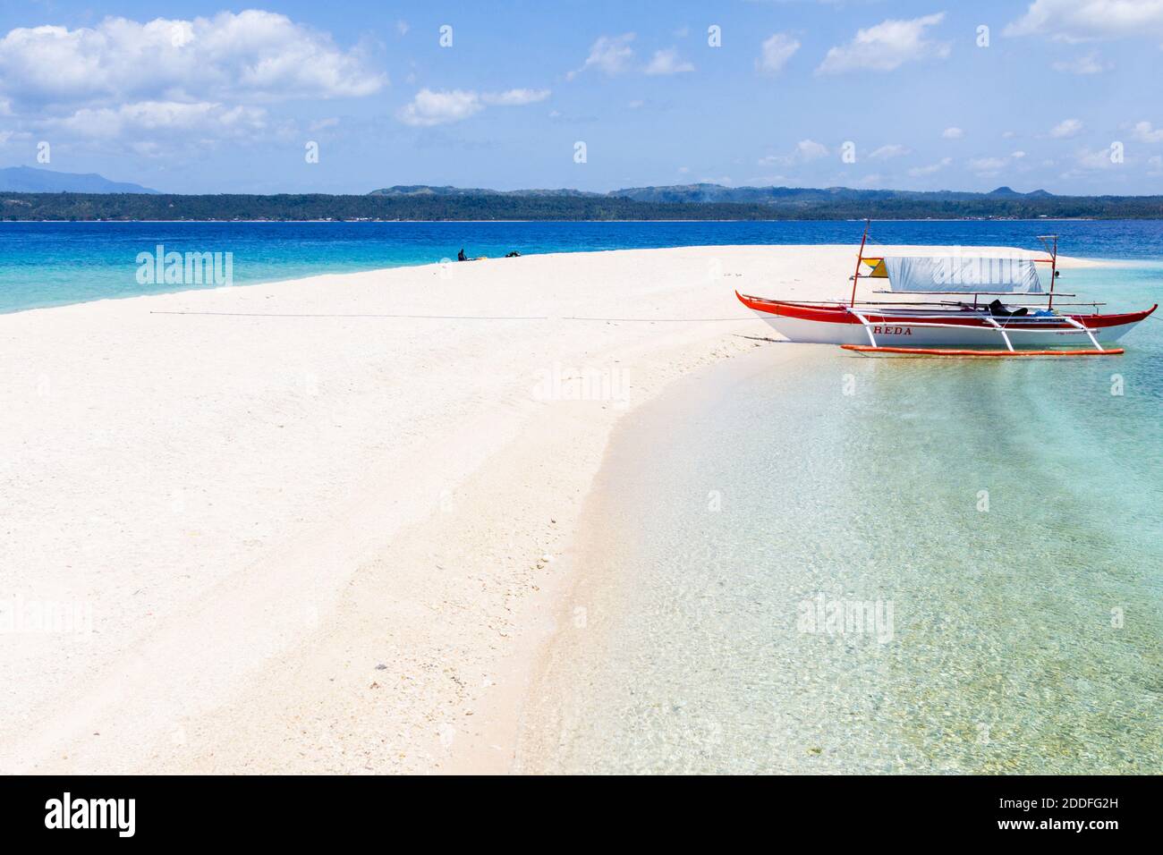 Una barca a sbalzo in un bar di sabbia bianca a Biliran, nelle Filippine Foto Stock