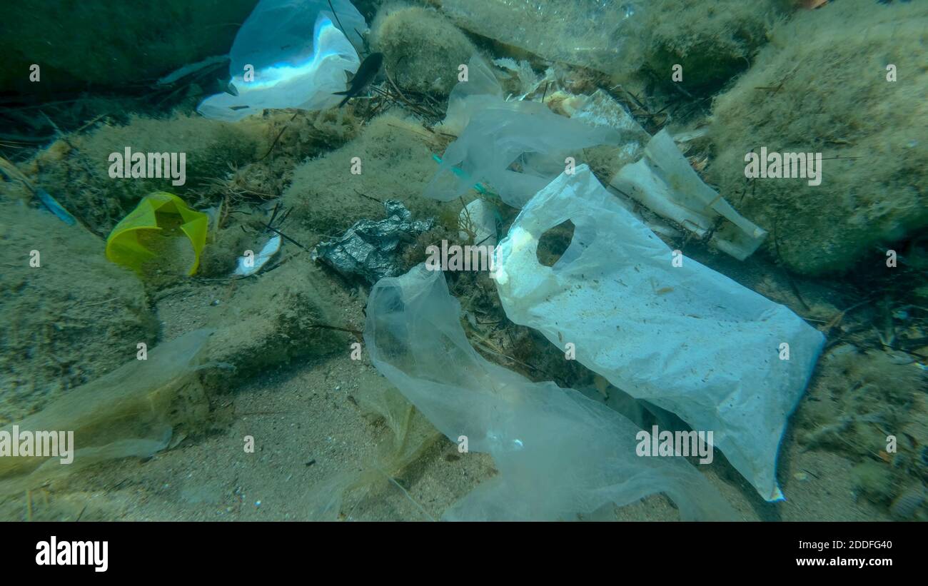 Fondo marino coperto con un sacco di rifiuti di plastica. Bottiglie, borse e altri detriti di plastica sul fondo marino dell'Adriatico. Inquinamento plastico dell'oceano. Adriat Foto Stock