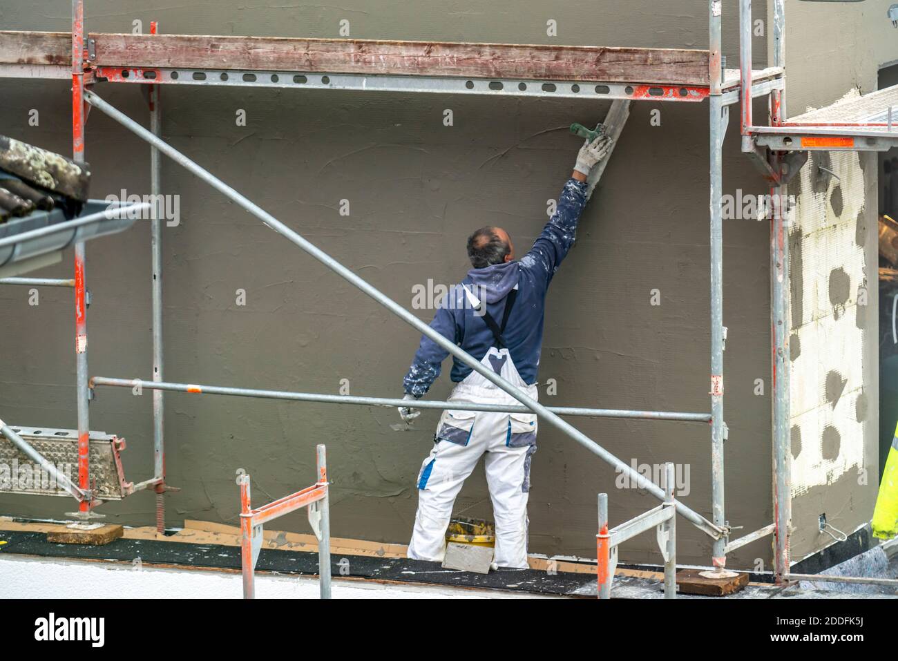 Cantiere, isolamento termico, isolamento esterno, isolamento della facciata, facciata isolata di un nuovo edificio intonacato, Foto Stock