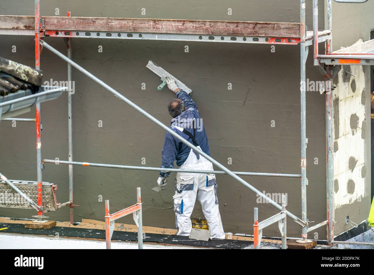 Cantiere, isolamento termico, isolamento esterno, isolamento della facciata, facciata isolata di un nuovo edificio intonacato, Foto Stock