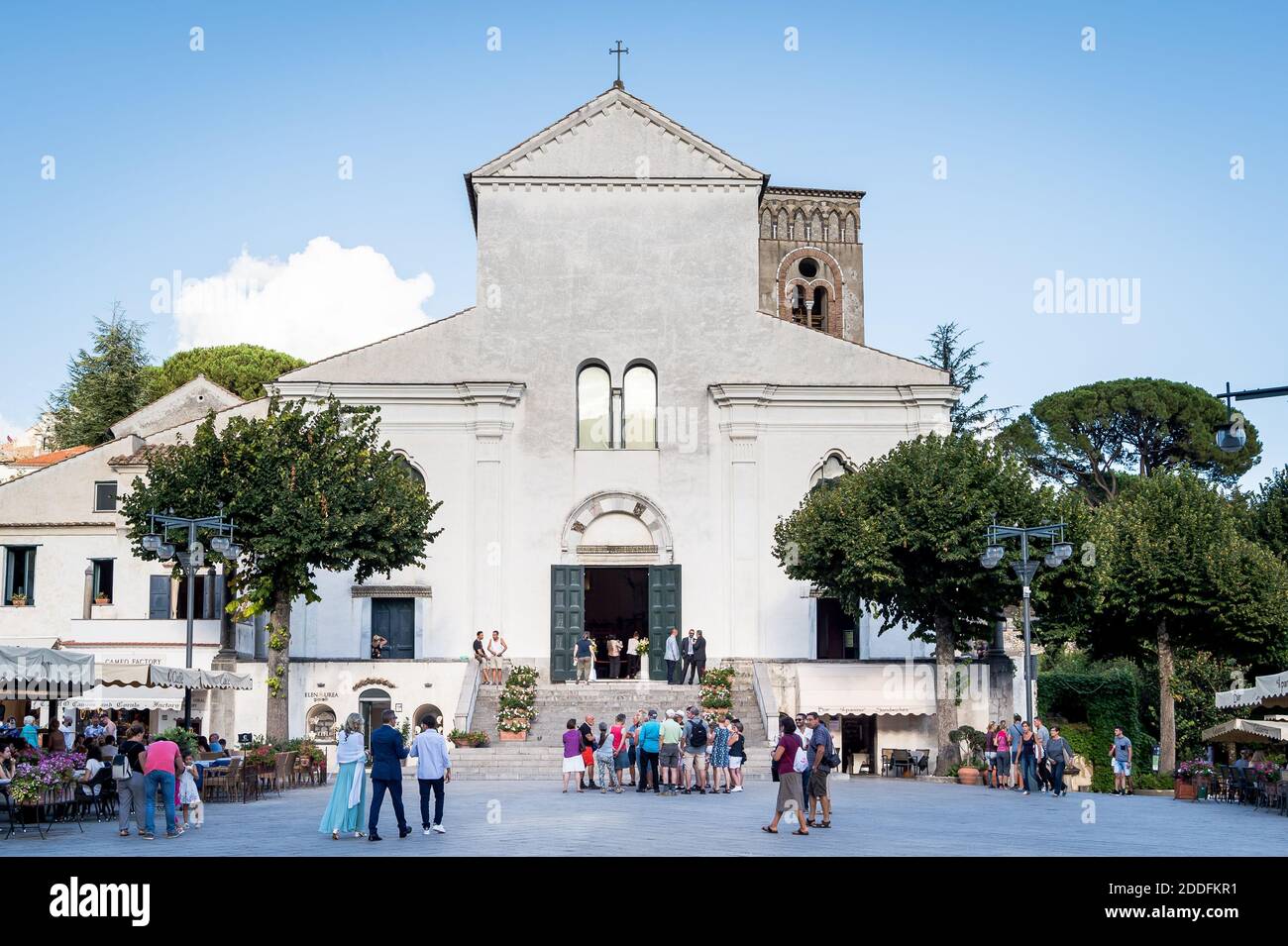 L'ingresso del Duomo di Ravello, la cattedrale della città di Ravello sulla Costiera Amalfitana. Girato dalla piazza della città con caffè e turisti. Foto Stock