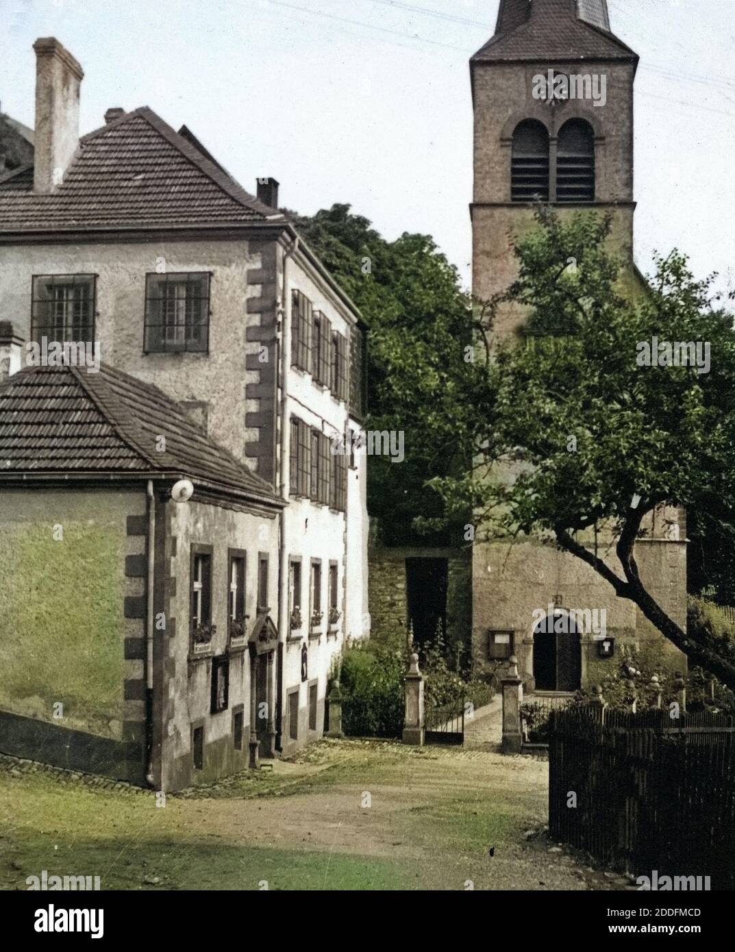 An der Pfarrkirche San Mariä assunta in Blankenheim an der Ahr, Deutschland 1930er Jahre. Nella parte anteriore del Santa Maria della chiesa dell'Ascensione a Blankenheim al fiume Ahr, Germania 1930s. Foto Stock