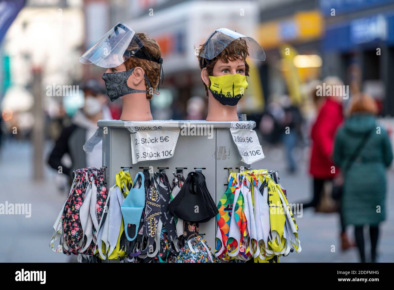 Mascherine protettive Popup Store nel centro della città, via dello shopping Westenhellweg, strada dello shopping, zona pedonale, pieno, molti negozi, durante il t Foto Stock