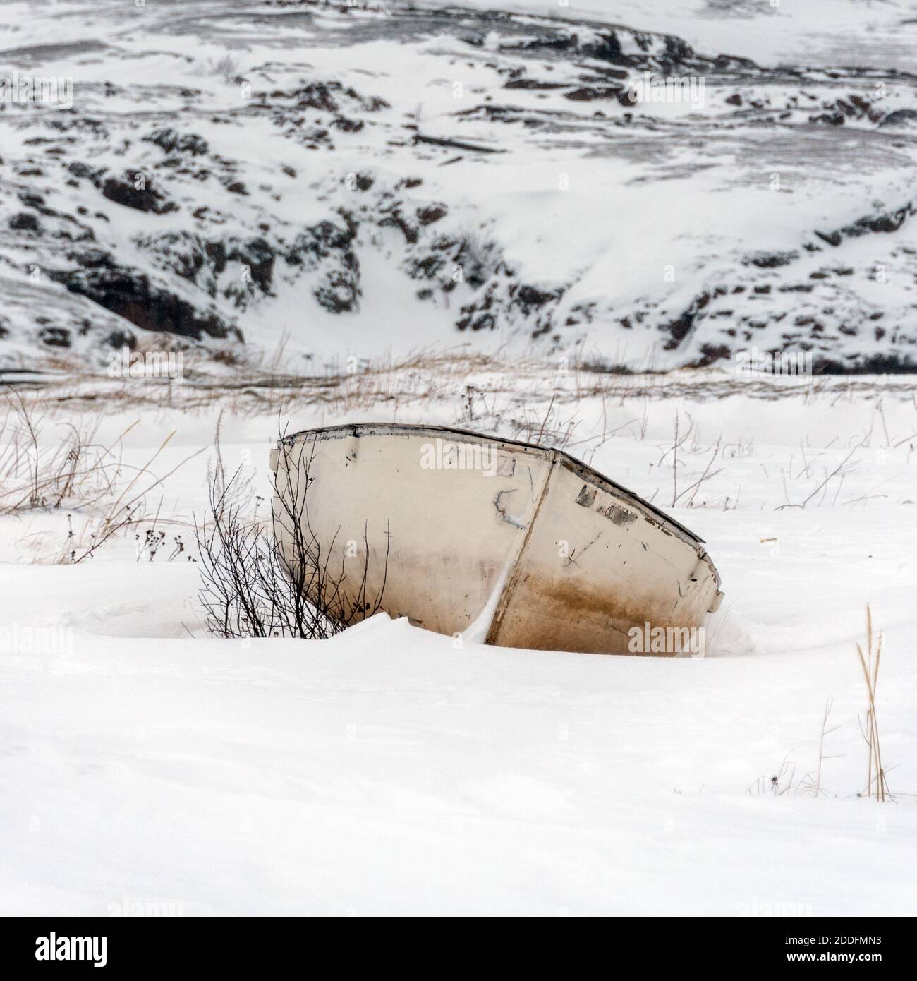 La barca metafisica: Barca bianca che riposa sulla neve durante l'inverno Foto Stock