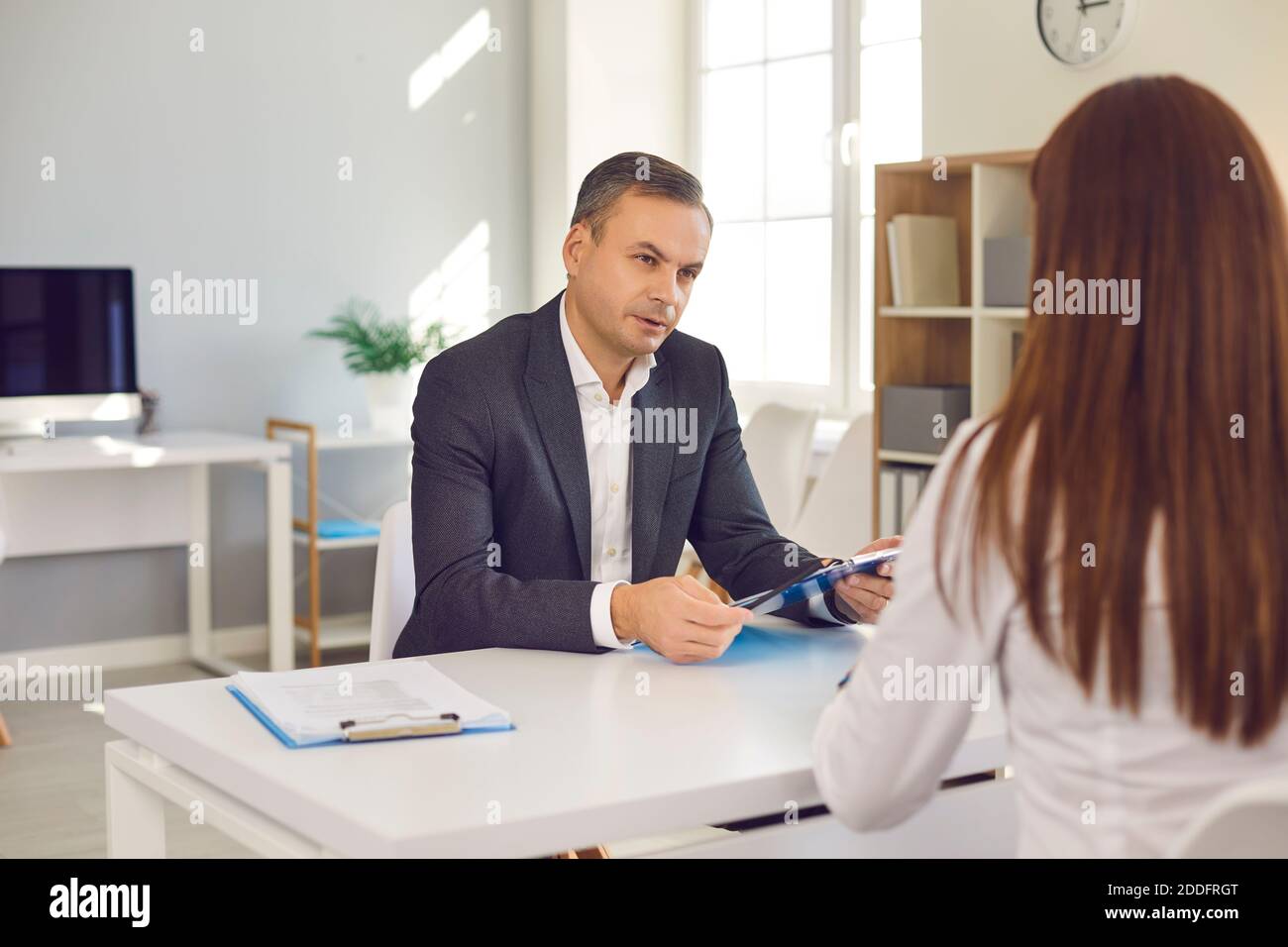 Responsabile delle risorse umane che conduce un colloquio con una donna fidata candidata per la vacanza. Foto Stock