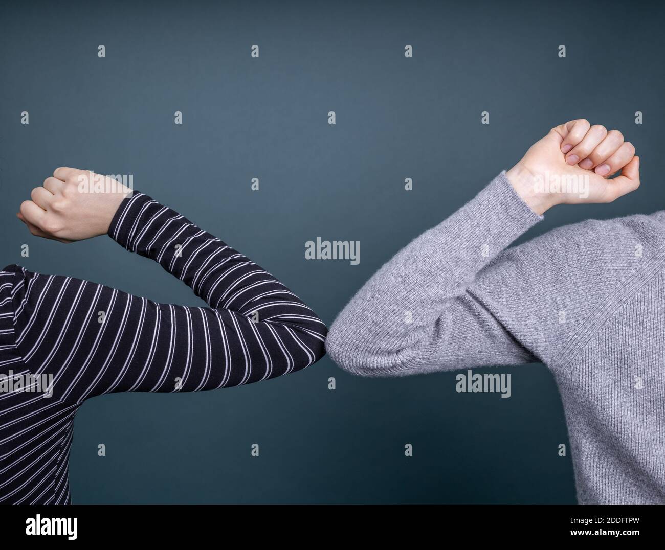 due persone si salutano a vicenda con gomiti Foto Stock