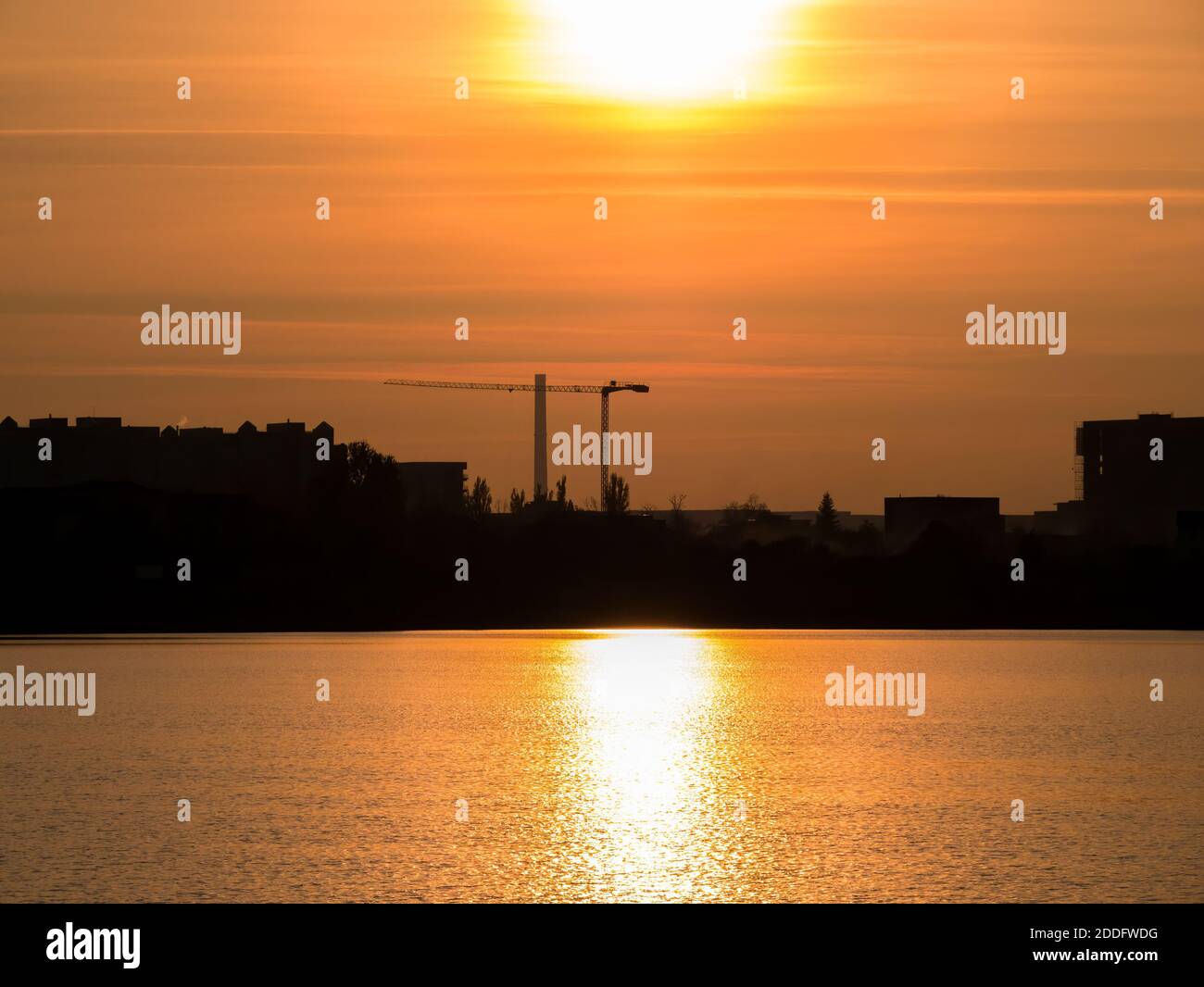 Bellissimo tramonto sul Lago Dâmbovița (Lacul Morii) a Bucarest, Romania. Foto Stock