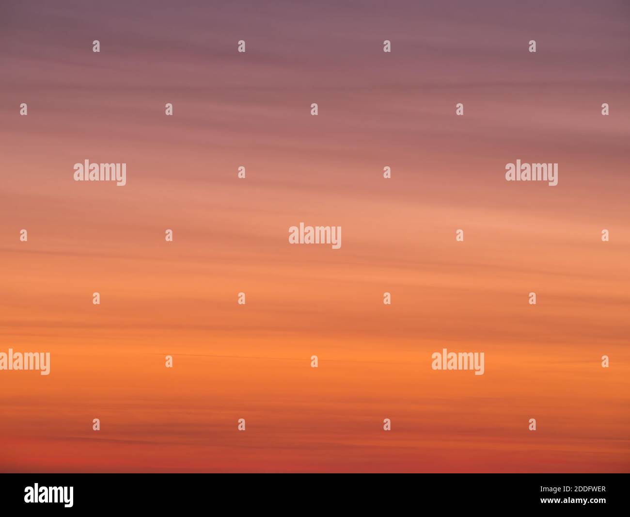 Foto a lunga esposizione con il cielo arancione al tramonto. Foto Stock