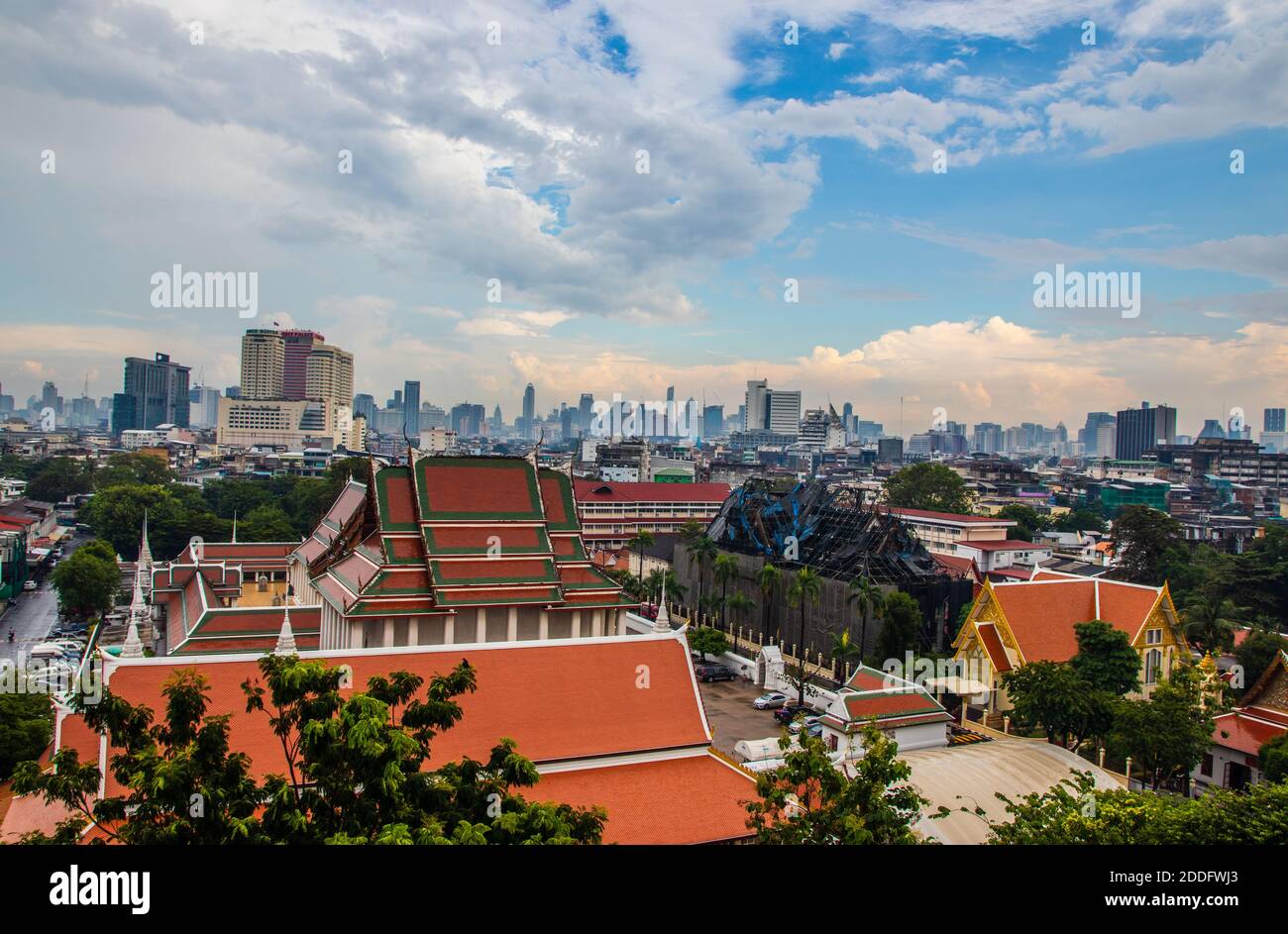 Vista sul paesaggio urbano di Bangkok da Wat Saket Foto Stock