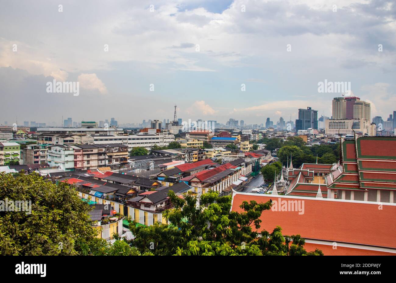 Vista sul paesaggio urbano di Bangkok da Wat Saket Foto Stock