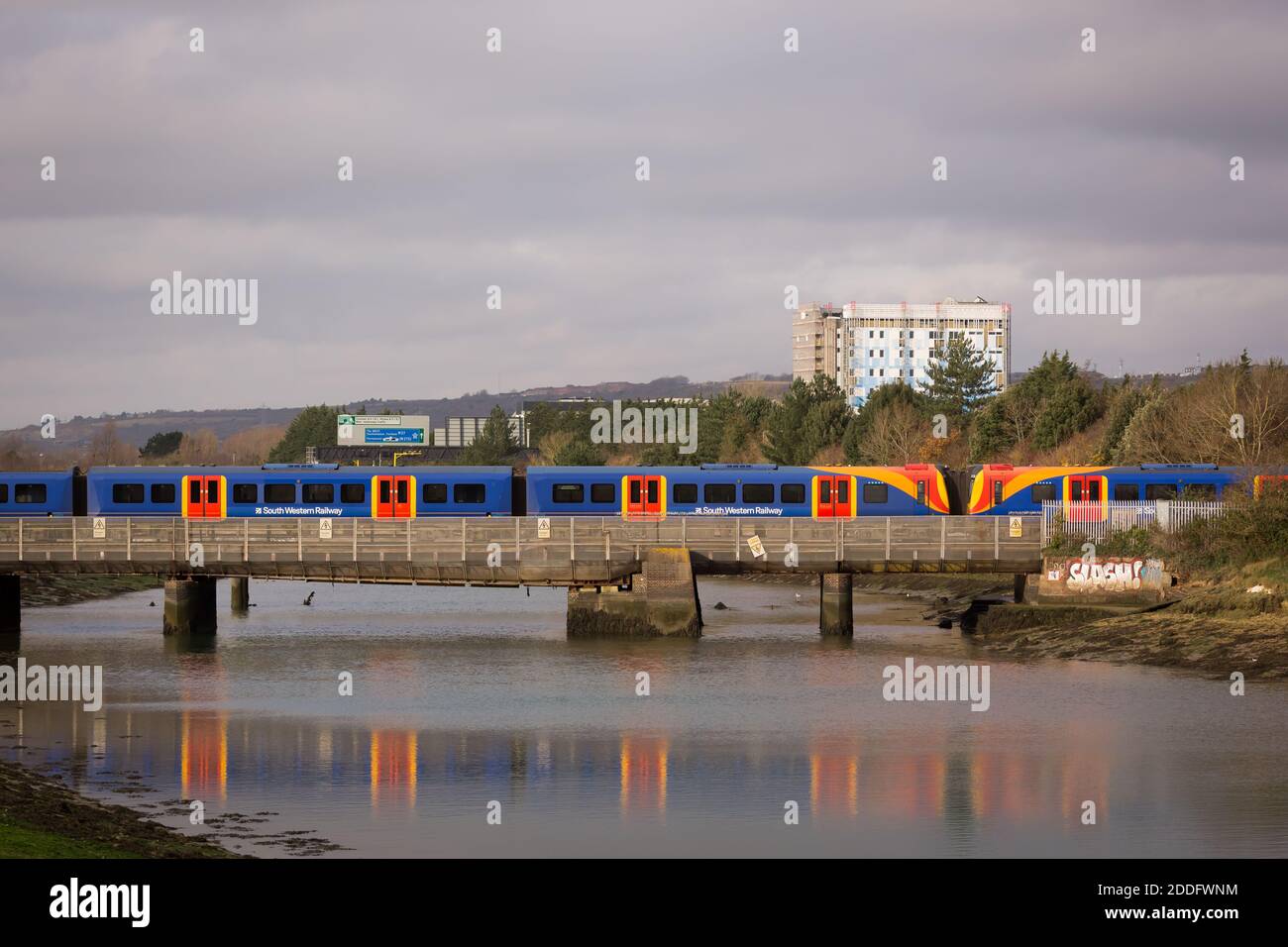 Un treno inglese sud-ovest che passa sopra un fiume un ponte ferroviario Foto Stock