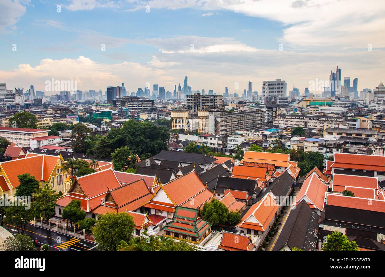 Vista sul paesaggio urbano di Bangkok da Wat Saket Foto Stock