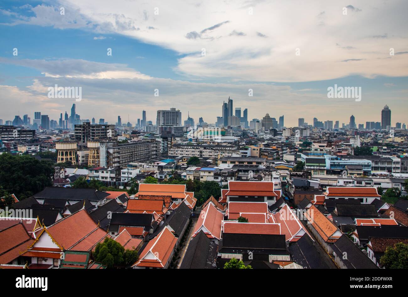 Vista sul paesaggio urbano di Bangkok da Wat Saket Foto Stock