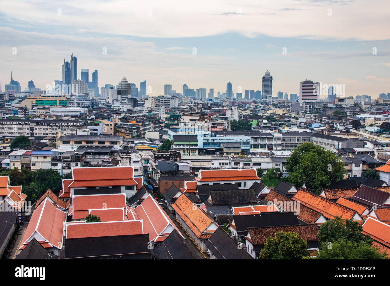 Vista sul paesaggio urbano di Bangkok da Wat Saket Foto Stock