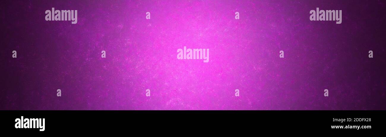 Immagine astratta di un acquerello di sfondo viola illuminato al centro. Il formato della vista banner. Foto Stock