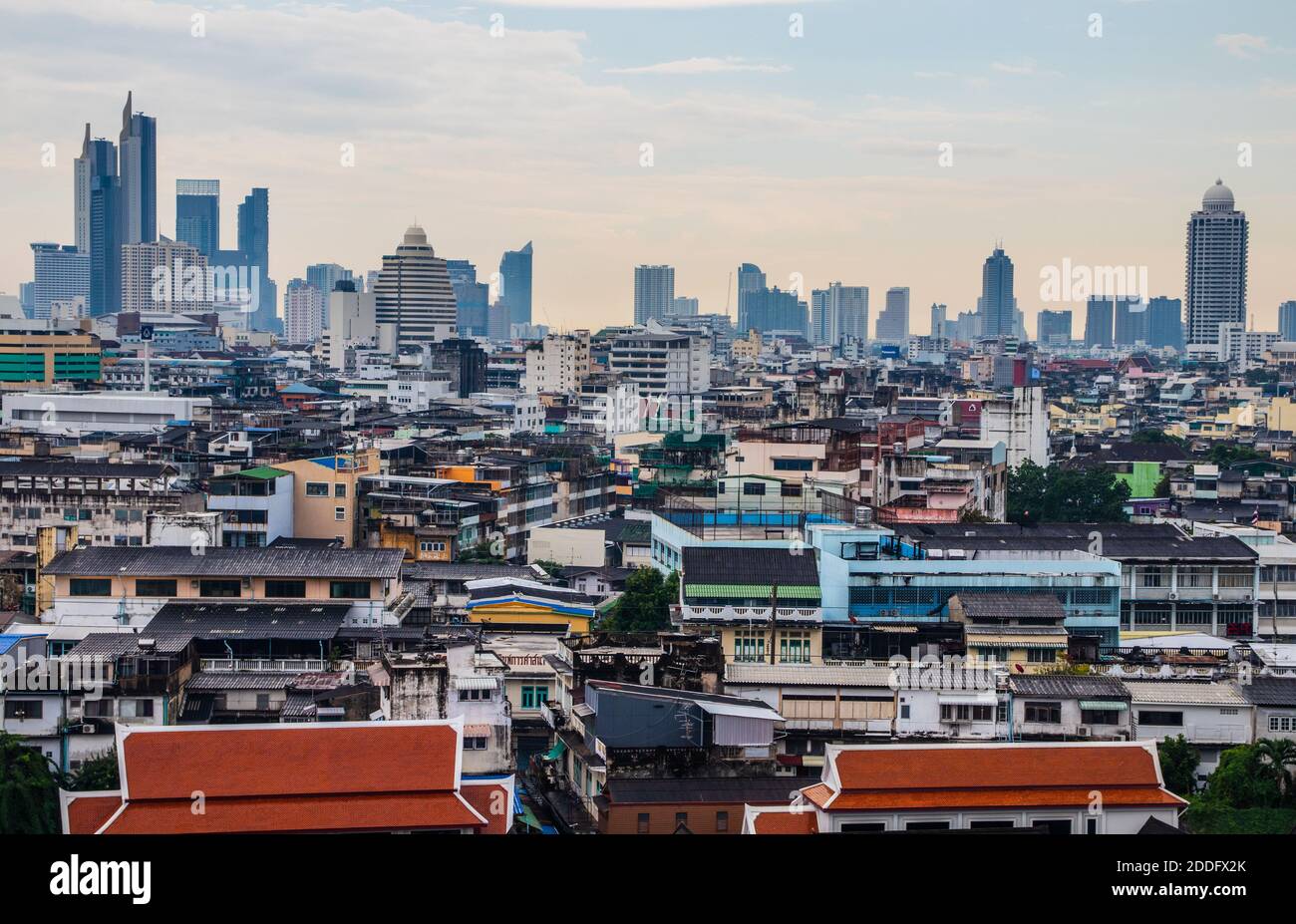 Vista sul paesaggio urbano di Bangkok da Wat Saket Foto Stock