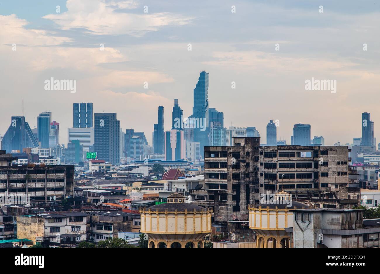 Vista sul paesaggio urbano di Bangkok da Wat Saket Foto Stock