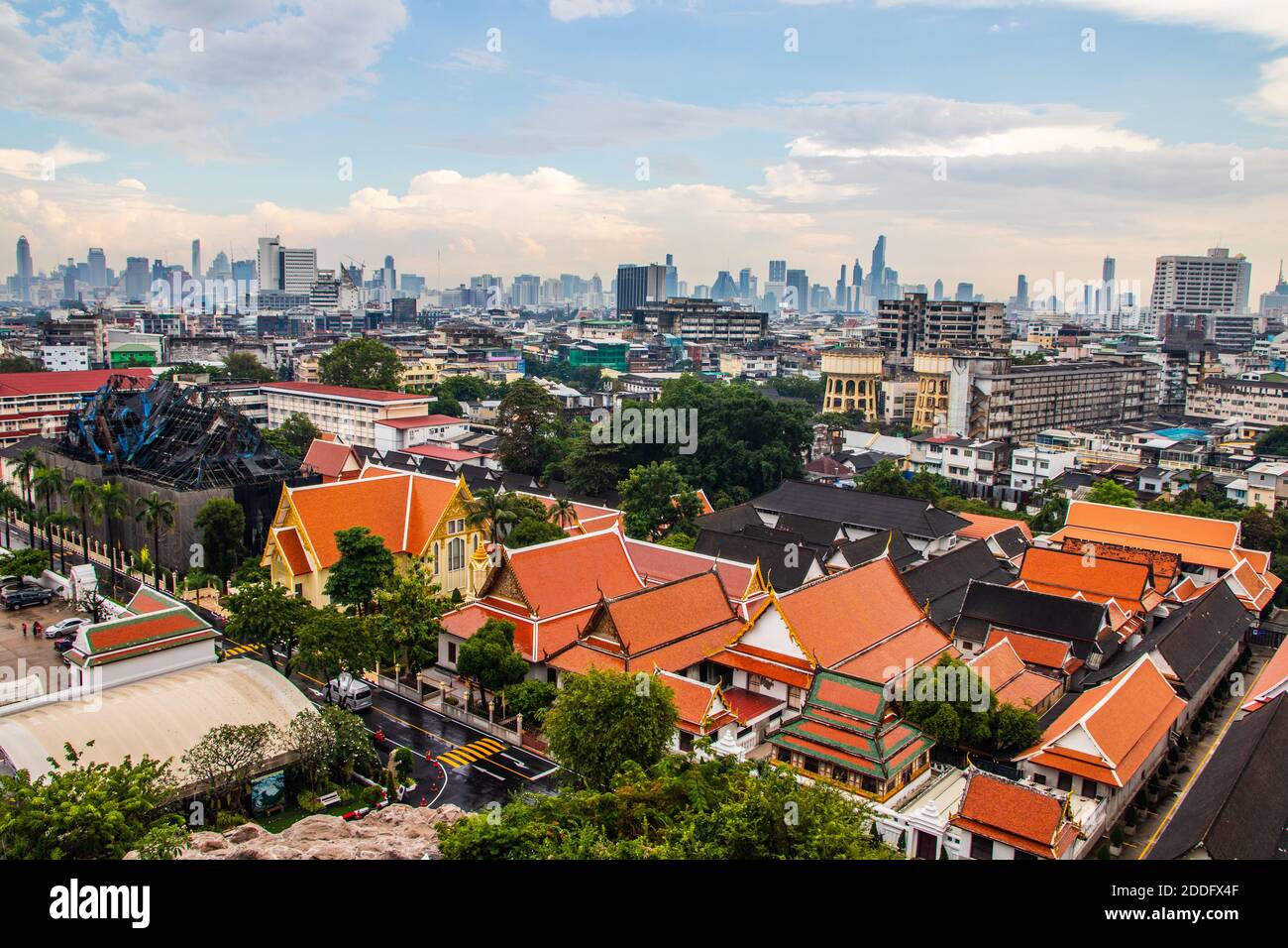 Vista sul paesaggio urbano di Bangkok da Wat Saket Foto Stock
