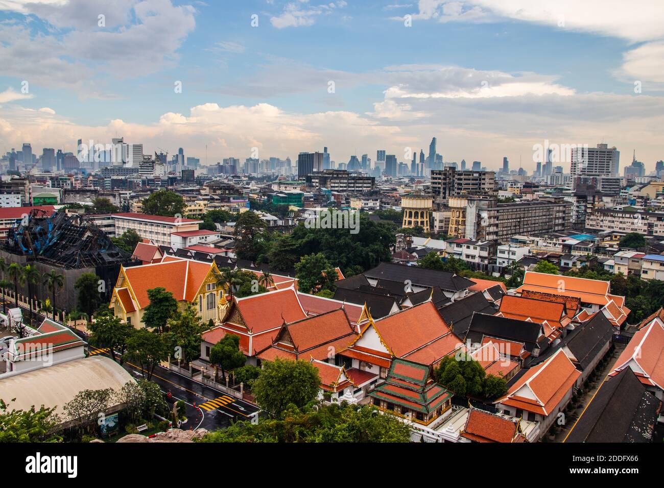 Vista sul paesaggio urbano di Bangkok da Wat Saket Foto Stock