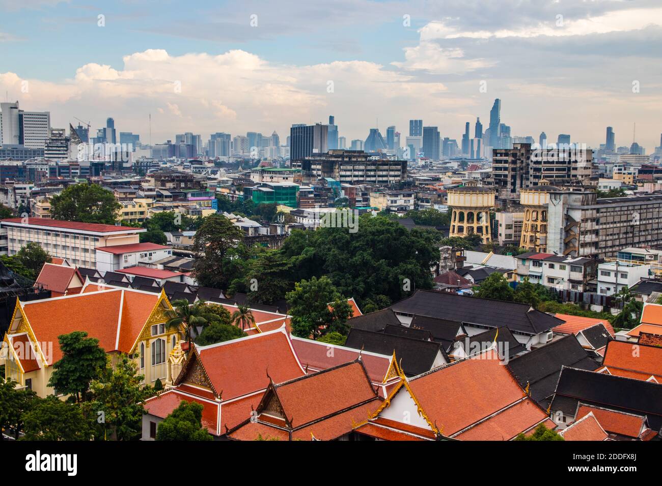 Vista sul paesaggio urbano di Bangkok da Wat Saket Foto Stock