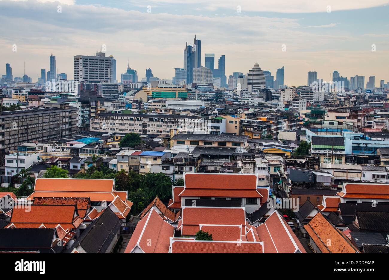 Vista sul paesaggio urbano di Bangkok da Wat Saket Foto Stock