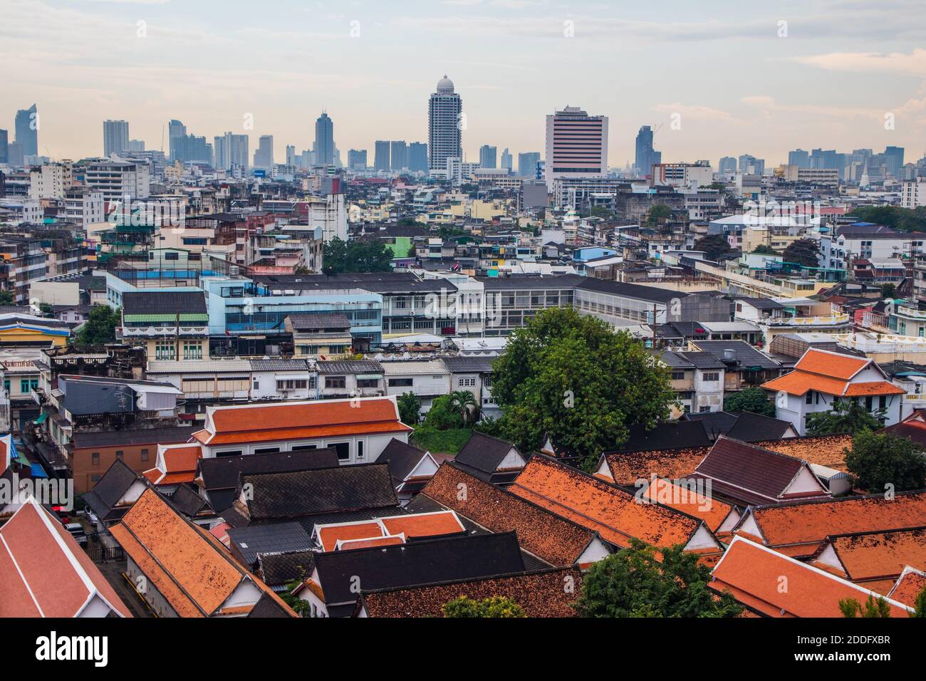 Vista sul paesaggio urbano di Bangkok da Wat Saket Foto Stock