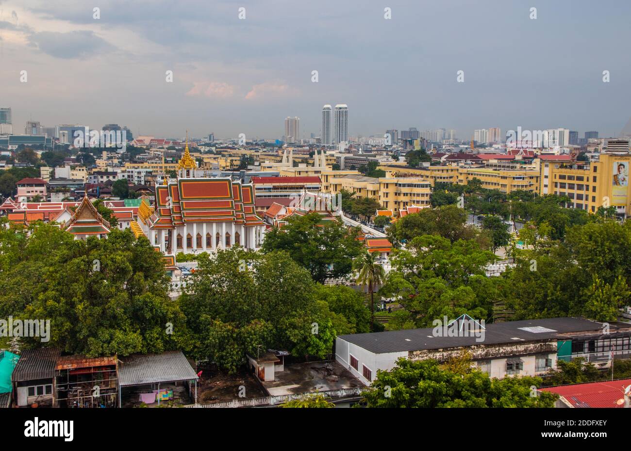 Vista sul paesaggio urbano di Bangkok da Wat Saket Foto Stock