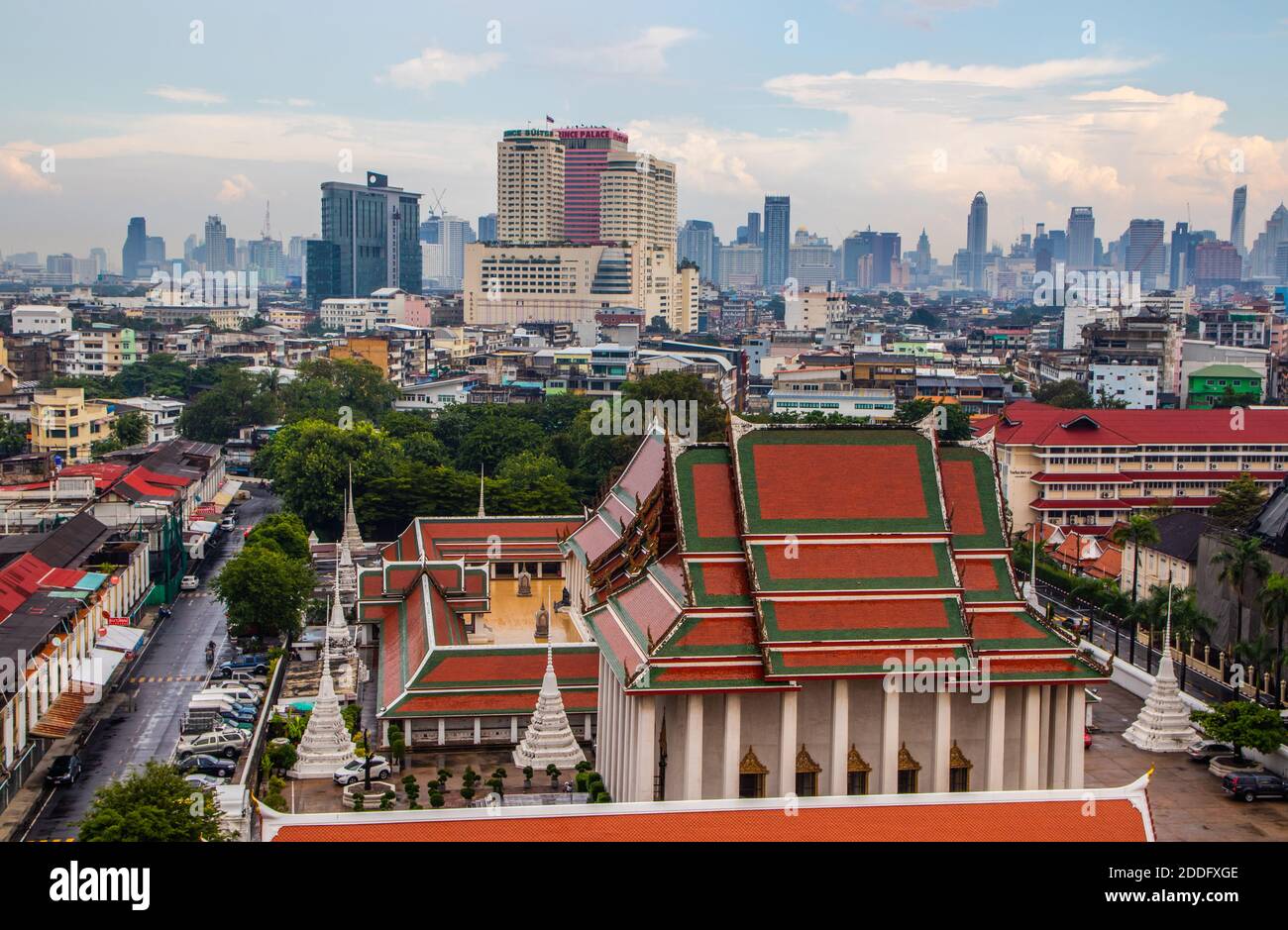 Vista sul paesaggio urbano di Bangkok da Wat Saket Foto Stock