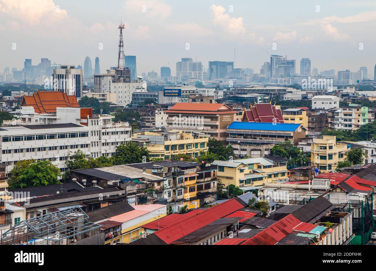 Vista sul paesaggio urbano di Bangkok da Wat Saket Foto Stock