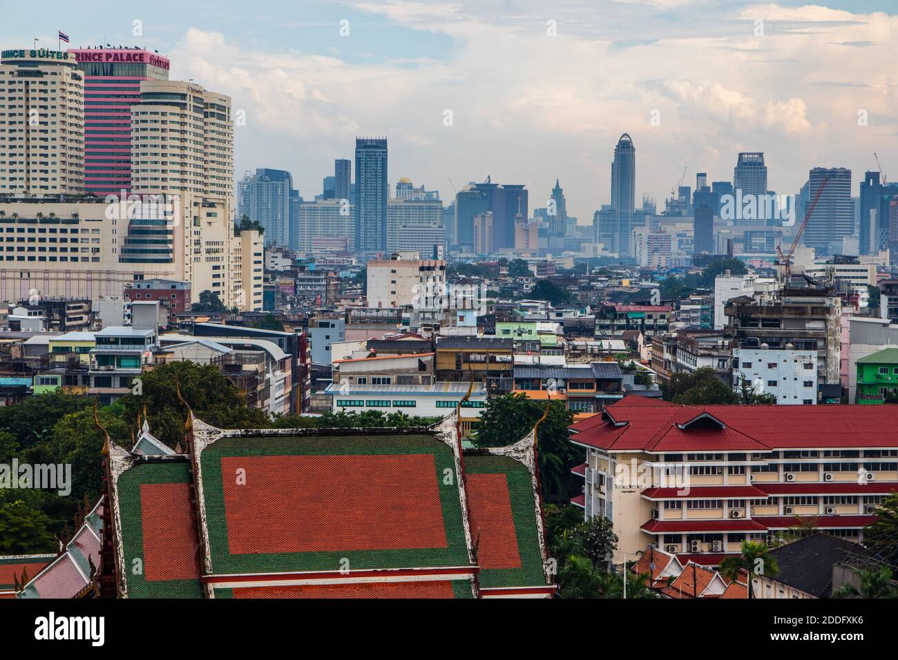 Vista sul paesaggio urbano di Bangkok da Wat Saket Foto Stock