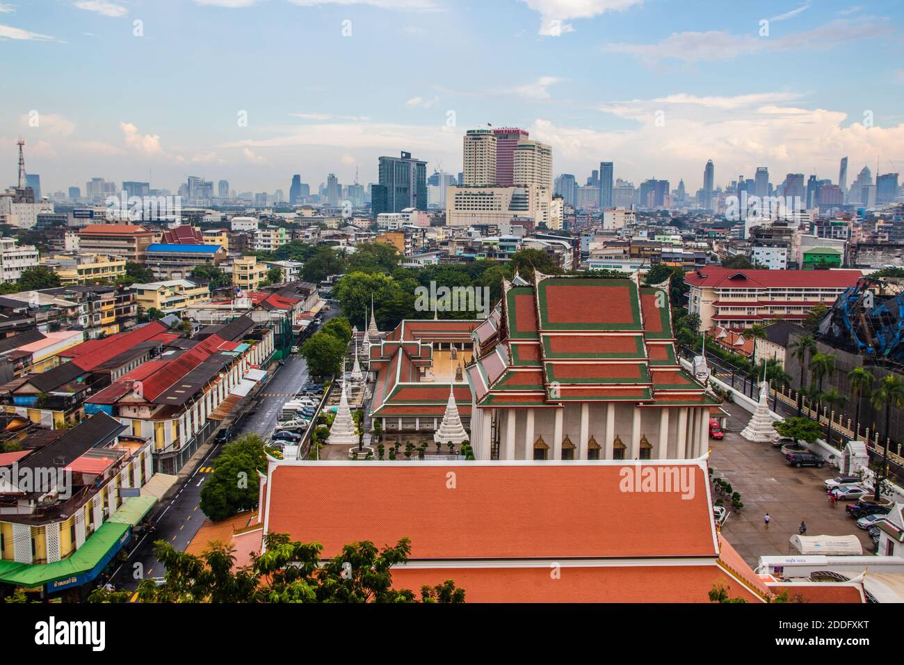 Vista sul paesaggio urbano di Bangkok da Wat Saket Foto Stock