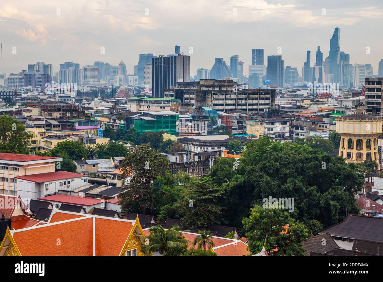Vista sul paesaggio urbano di Bangkok da Wat Saket Foto Stock