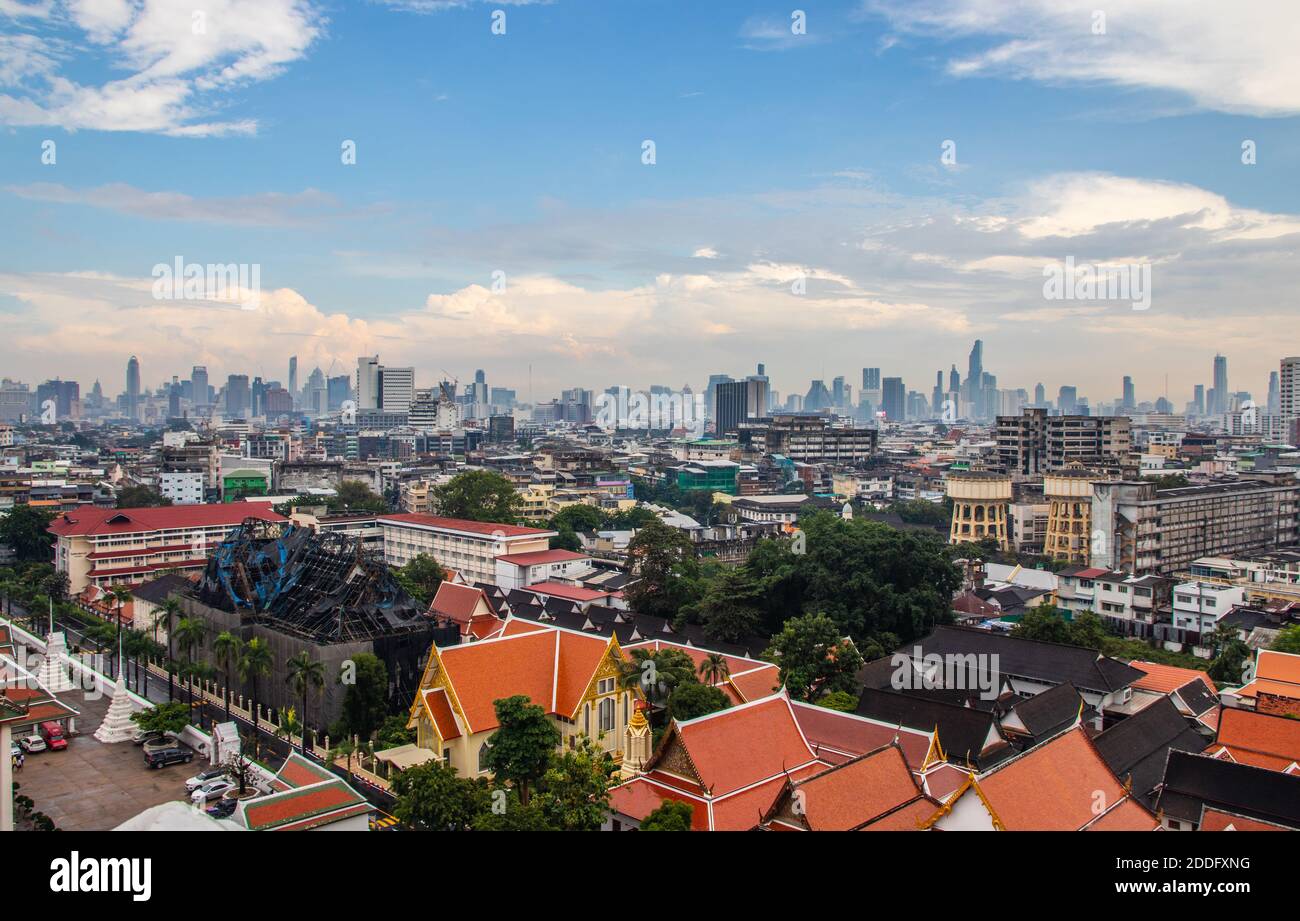 Vista sul paesaggio urbano di Bangkok da Wat Saket Foto Stock