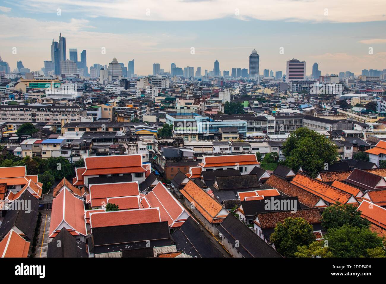 Vista sul paesaggio urbano di Bangkok da Wat Saket Foto Stock