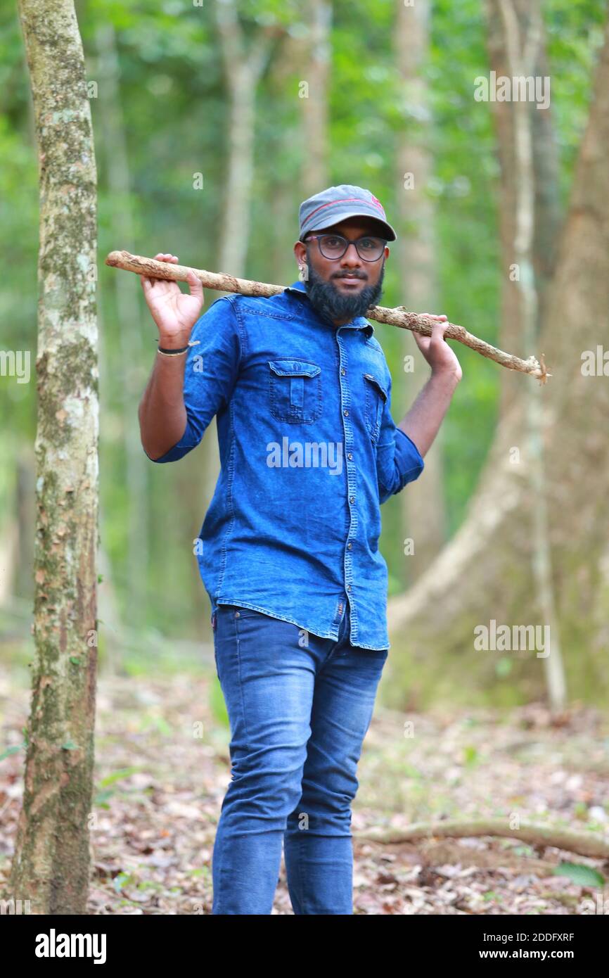 È super modello in Kerala, è un molto portativo contro la natura. Questa foto è scattata nella foresta profonda delle guardie occidentali, è una buona persona Foto Stock