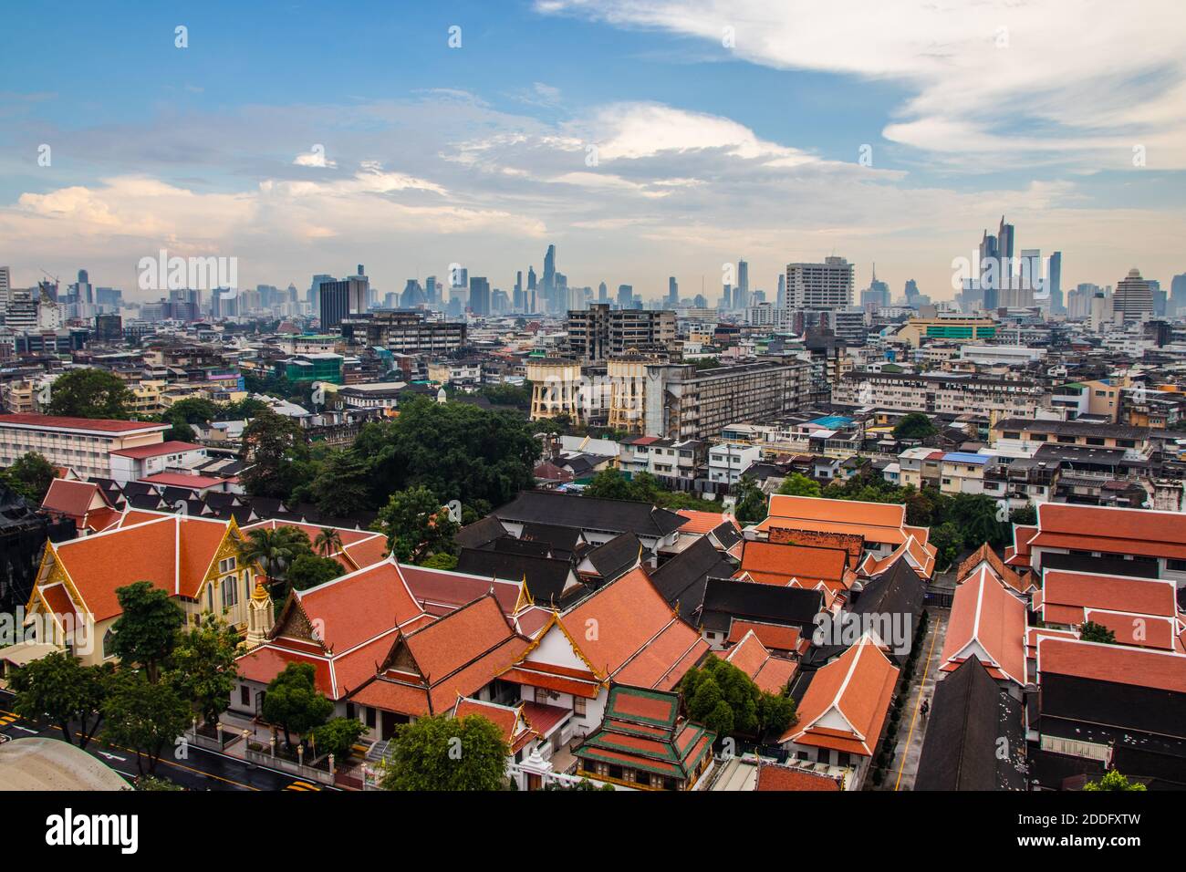 Vista sul paesaggio urbano di Bangkok da Wat Saket Foto Stock