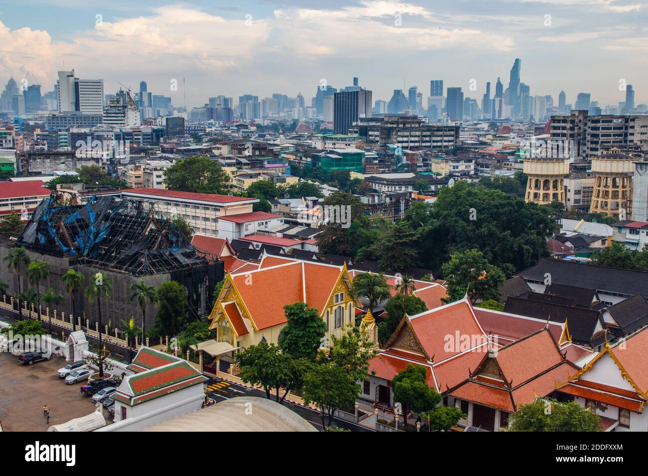Vista sul paesaggio urbano di Bangkok da Wat Saket Foto Stock