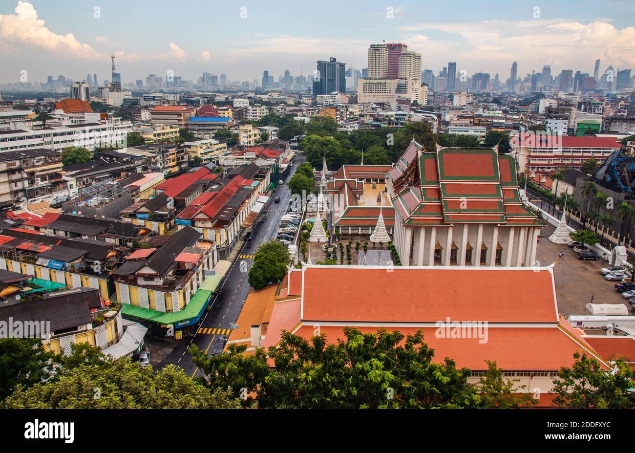 Vista sul paesaggio urbano di Bangkok da Wat Saket Foto Stock