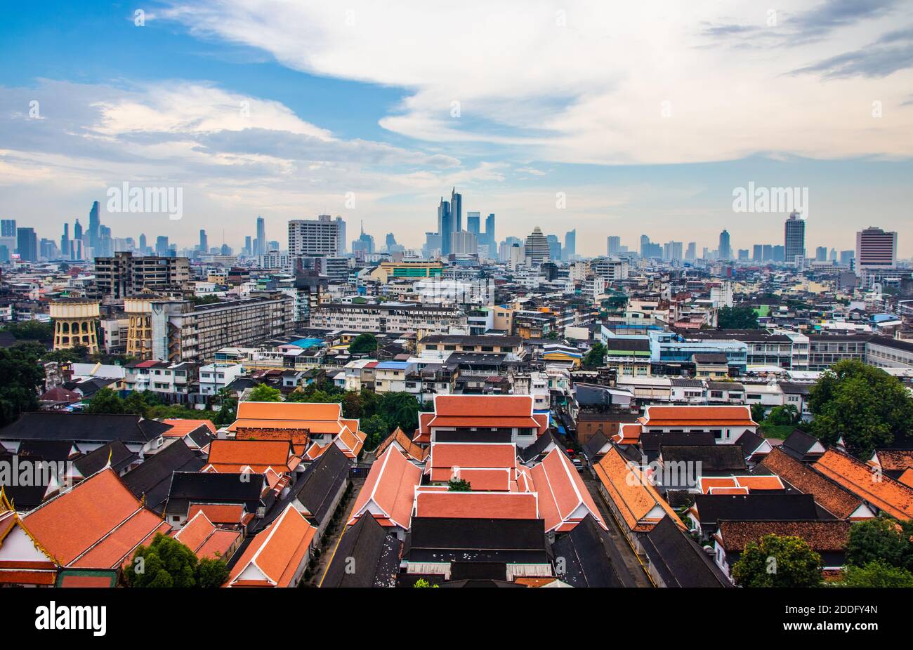 Vista sul paesaggio urbano di Bangkok da Wat Saket Foto Stock