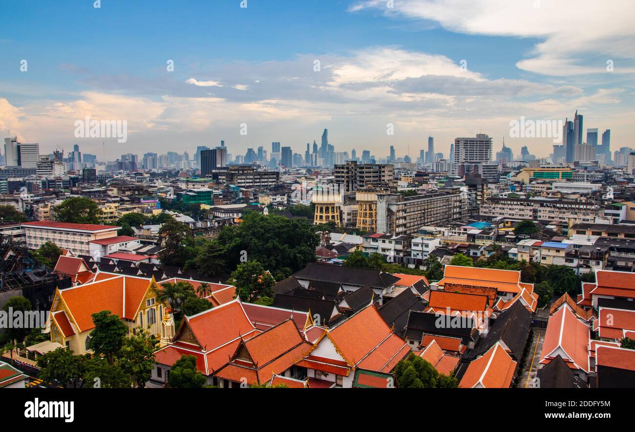 Vista sul paesaggio urbano di Bangkok da Wat Saket Foto Stock