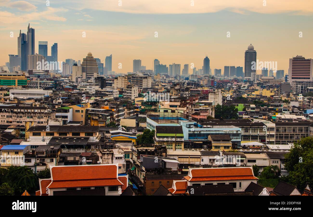 Vista sul paesaggio urbano di Bangkok da Wat Saket Foto Stock