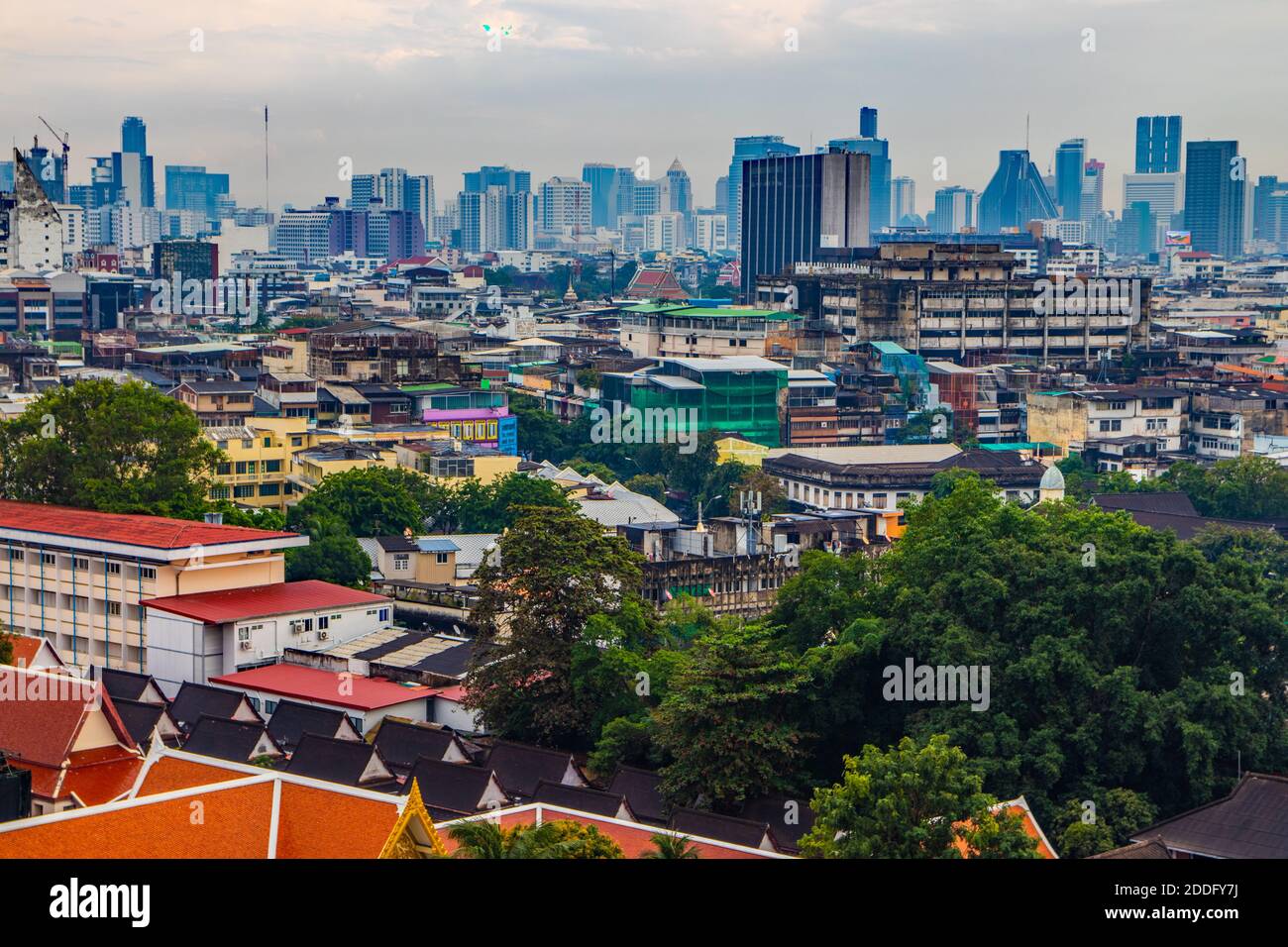 Vista sul paesaggio urbano di Bangkok da Wat Saket Foto Stock