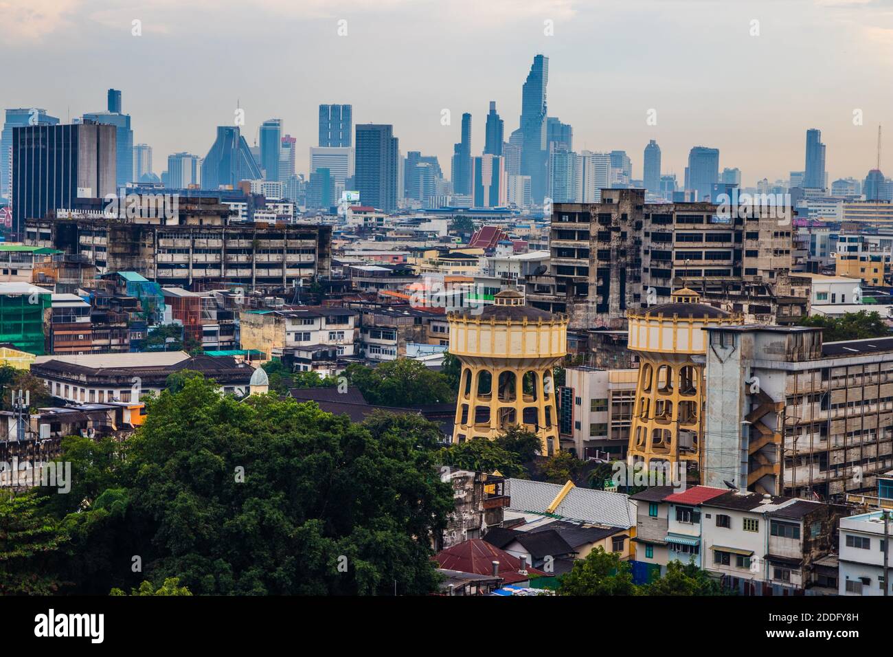 Vista sul paesaggio urbano di Bangkok da Wat Saket Foto Stock