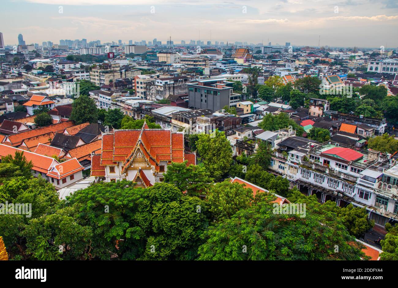 Vista sul paesaggio urbano di Bangkok da Wat Saket Foto Stock