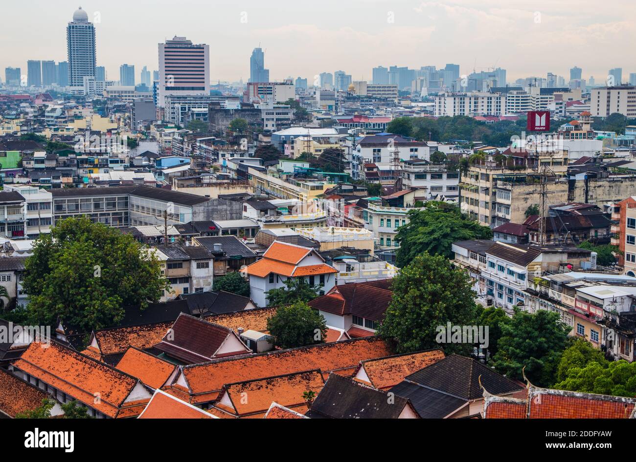 Vista sul paesaggio urbano di Bangkok da Wat Saket Foto Stock