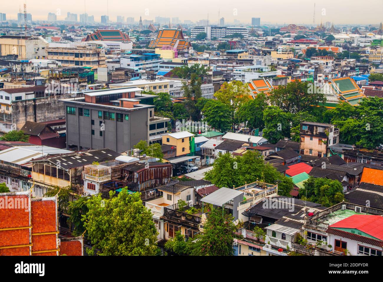 Vista sul paesaggio urbano di Bangkok da Wat Saket Foto Stock